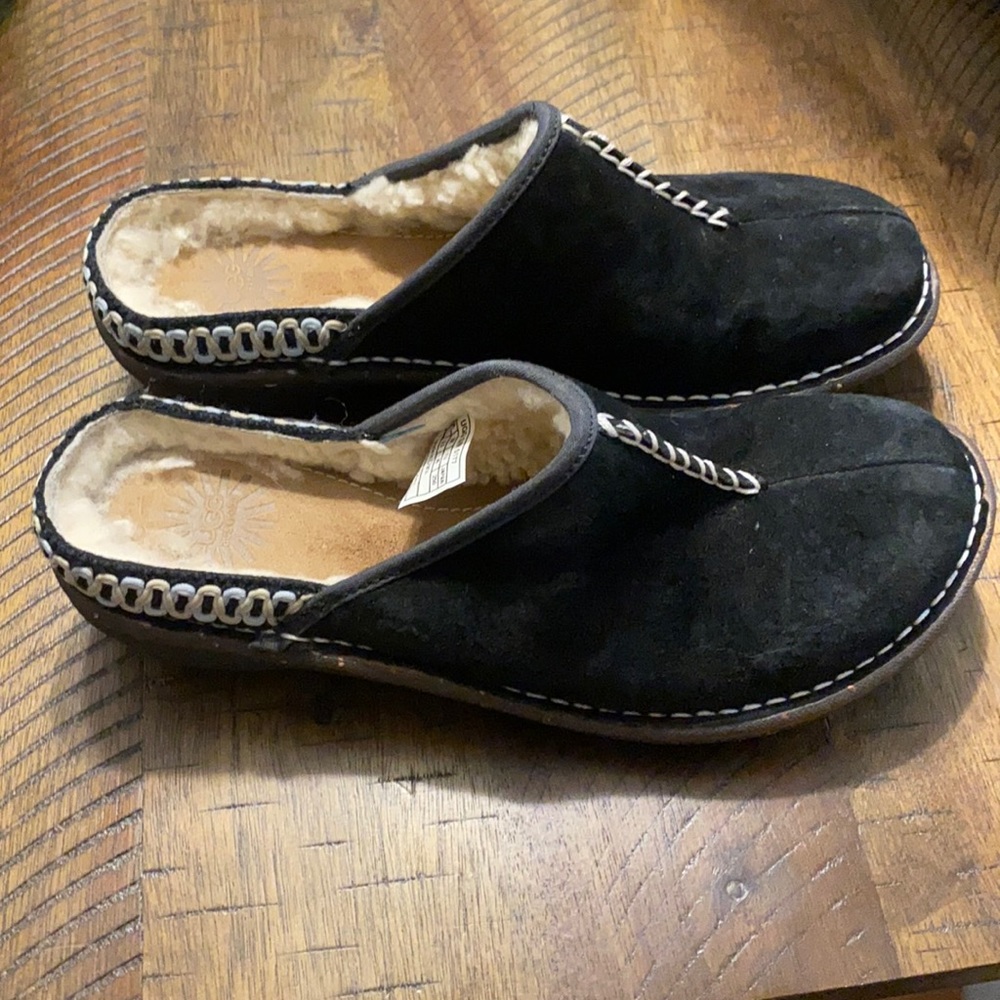 Ugg Mules size 8 Womens Black suede with fur lining
